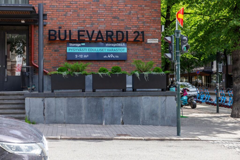 Bulevardi 21 kausikukkaistutukset mittatilausruukuissa.