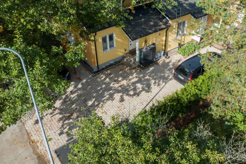 Rivitaloyhtiön pihakivetys uusittiin piharemontissa.